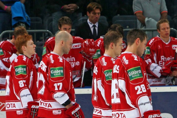 Schweigeminute vor dem Spiel für Robert Dietrich und das Team von Lokomotive Jaroslawl. Foto: ISPFD