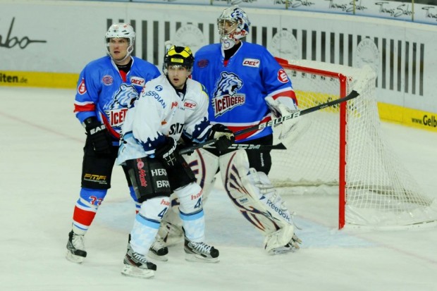 Jared Ross mit Björn Barta vor Torhüter Patrick Ehelechner. Foto: ISPFD