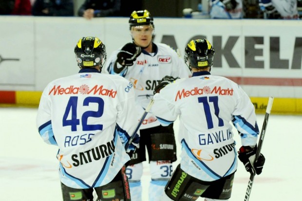 Jared Ross und Christoph Gawlik bejubeln mit Torschütze Jakub Ficenec das 6:2. Foto: ISPFD
