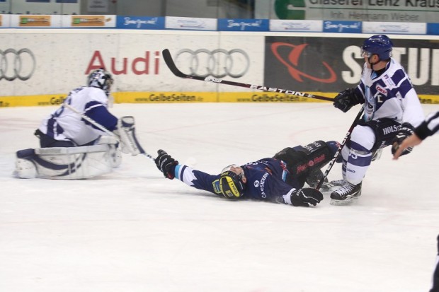 Luciano Aqunio wird von den Beinen geholt - Penalty. Foto: Stefan Bösl - www.kbumm.de