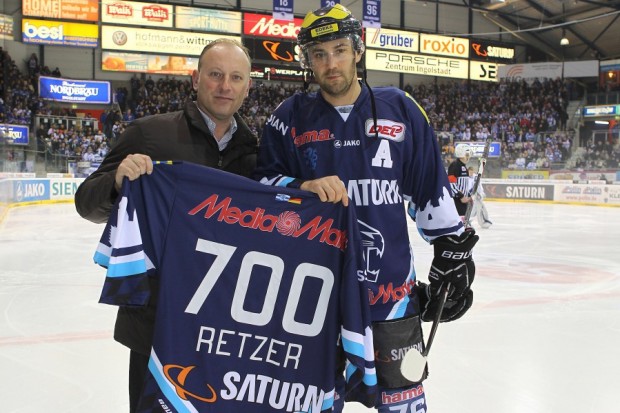 Vor dem Spiel wurde Stephan Retzer von Jim Boni für 700 DEL-Spiele geehrt.