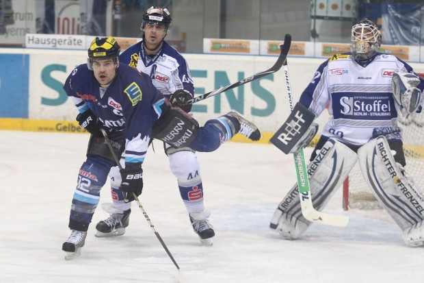 Tyler Bouck machte es mit seinem Tor zum 3:4 noch einmal spannend. Foto: Stefan Bösl - www.kbumm.de