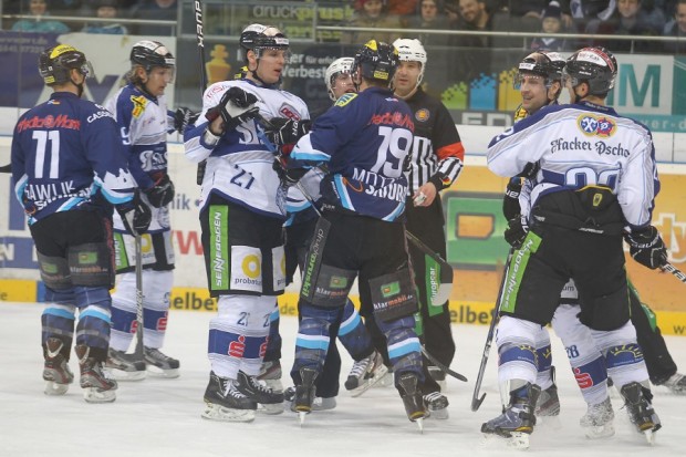 Zu Rudelbildungen kam es nicht nur einmal. Tyler Bouck machte es mit seinem Tor zum 3:4 noch einmal spannend. Foto: Stefan Bösl - www.kbumm.de