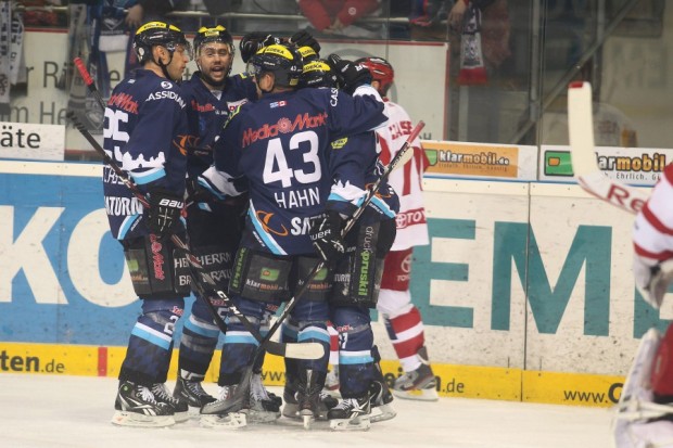 Jubel über das 1:0 von Thomas Greilinger. Foto: Stefan Bösl - www.kbumm.de