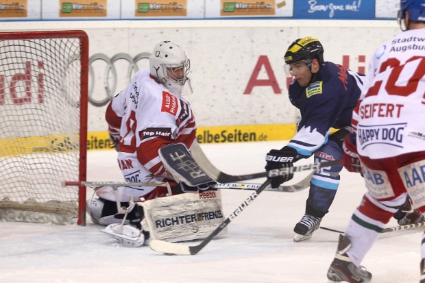 Doppeltorschütze Jared Ross erzielt hier das 3:1. Foto: Stefan Bösl - www.kbumm.de