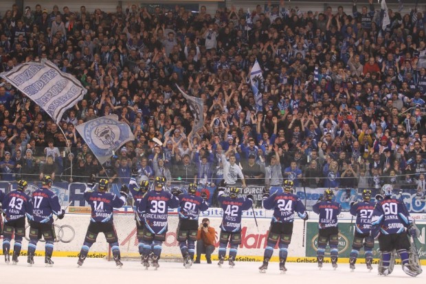 Bombenstimmung in der Saturn-Arena nach Spielende. Die ERC Fans sind bereits in Playoff-Stimmung. Foto: Stefan Bösl - www.kbumm.de