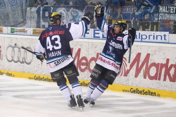 Derek Hahn bejubelt mit Jared Ross das 1:0 in Überzahl. Foto: Stefan Bösl - www.kbumm.de