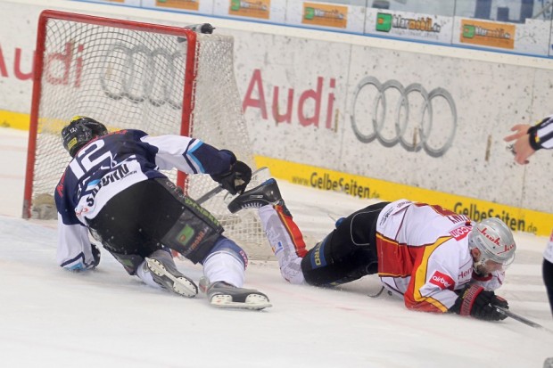 Voller Einsatz von beiden Teams über 60 Minuten. Foto: Stefan Bösl - www.kbumm.de