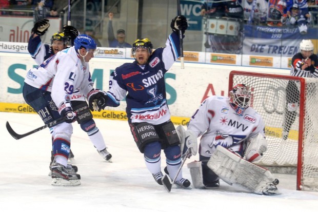 Jubel über das 1:0 von Thomas Greilinger. Foto: Stefan Bösl - www.kbumm.de