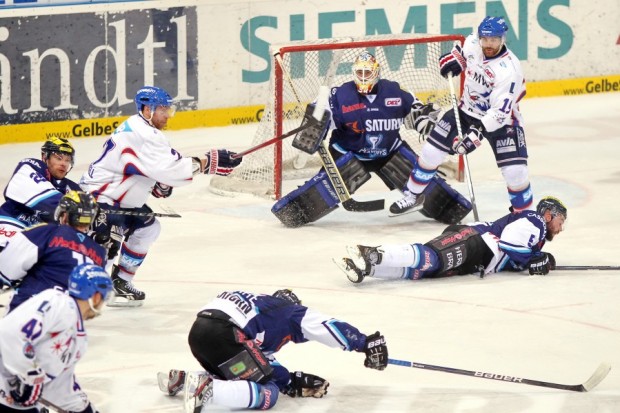 Der ERC Ingolstadt unterliegt nach vier Spielen den Adler Mannheim im Playoff-Halbfinale. Foto: Stefan Bösl - www.kbumm.de