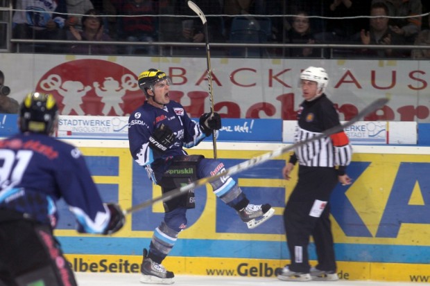 Hier freut sich Tyler Bouck über das wichtige 2:0. Foto: Stefan Bösl - www.kbumm.de