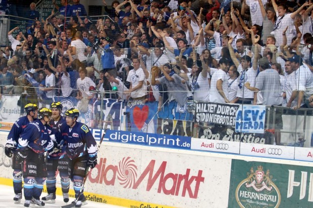 Die ERC-Fans machten wieder tolle Stimmung inklusive Choreo. Foto: Stefan Bösl - www.kbumm.de