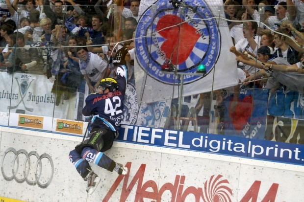 Jared Ross freut sich über seinen Ausgleich zum 3:3. Foto: Stefan Bösl - www.kbumm.de