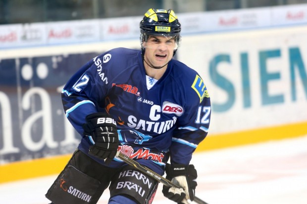 Tyler Bouck musswte im zweiten Drittel nach einem Zweikampf mit einer Knieverletzung vom Eis. Foto: Stefan Bösl - www.kbumm.de