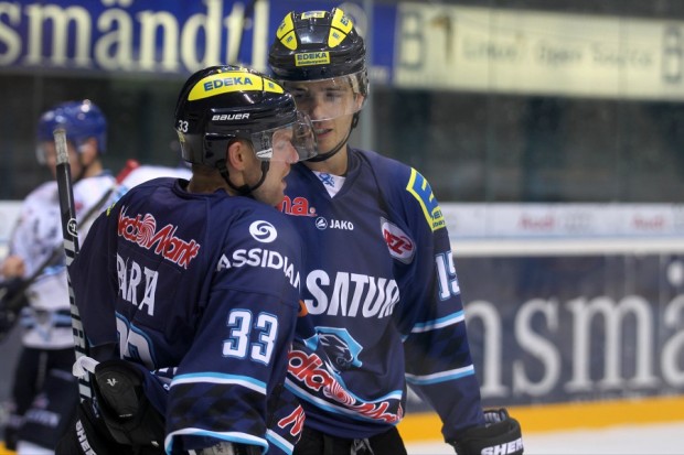 John Laliberte und Björn Barta bejubeln das Game-Winning Goal. Foto: Stefan Bösl - www.kbumm.de