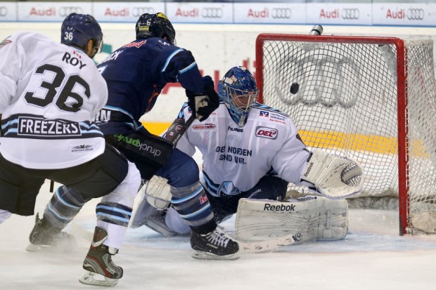 Das 4:2 von Doppeltorschütze Tyler Bouck. Foto: Stefan Bösl - www.kbumm.de