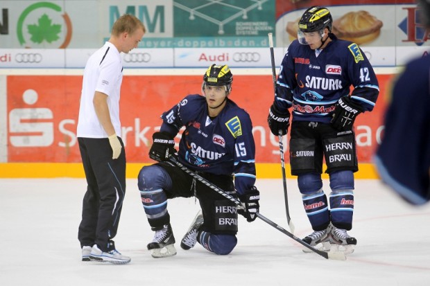 John Laliberte musste nach einem unschönen Check von Christoph Schubert (Matchstrafe) verletzt raus. Foto: Stefan Bösl - www.kbumm.de
