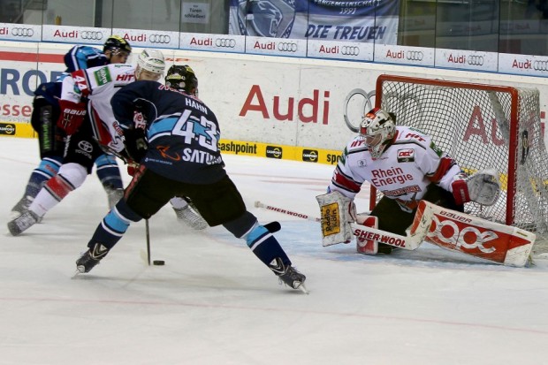 Es war ein schnelles, hochklassiges Spiel in der Saturn-Arena - hier hat Derek Hahn eine gute Möglichkeit. Foto: Jürgen Meyer - www.kbumm.de