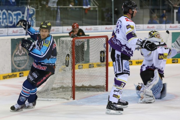 Derek Hahn gelang sechs Minuten vor Schluss der 2:3 Anschlusstreffer für den ERCI. Foto: Stefan Bösl - www.kbumm.de