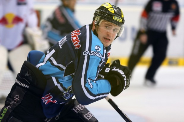 Travis Turnbull war einer von nur acht etatmäßigen Spielern beim ERC, die noch spielen konnten. Foto: Stefan Bösl - www.kbumm.de