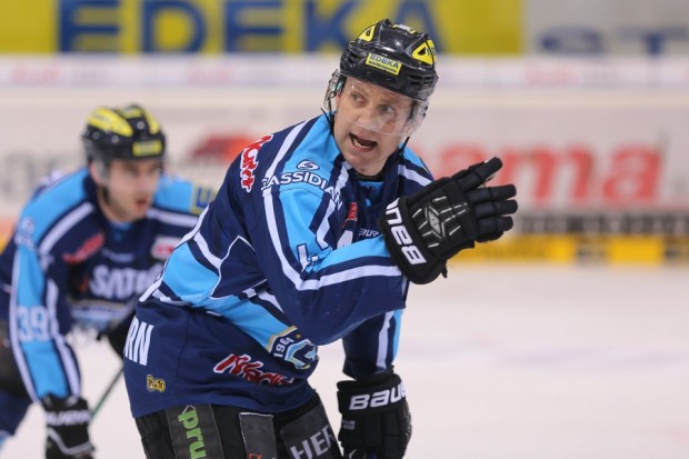 Derek Hahn bereitete zwei Tore von Travis Turnbull vor, ein drittes erzielte er selbst. Foto: Stefan Bösl - www.kbumm.de