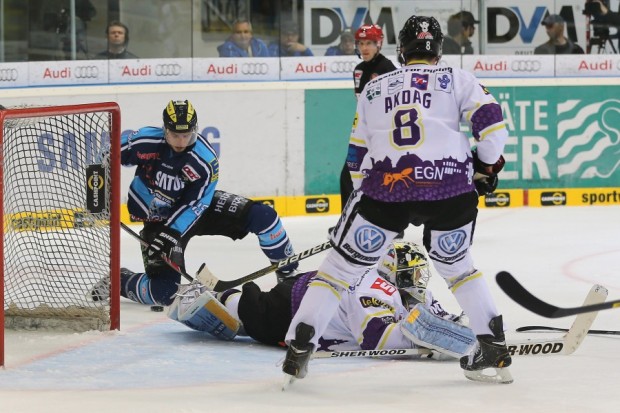 Hier erzielt John Laliberte den 3:0 Endstand. Foto: Stefan Bösl - www.kbumm.de