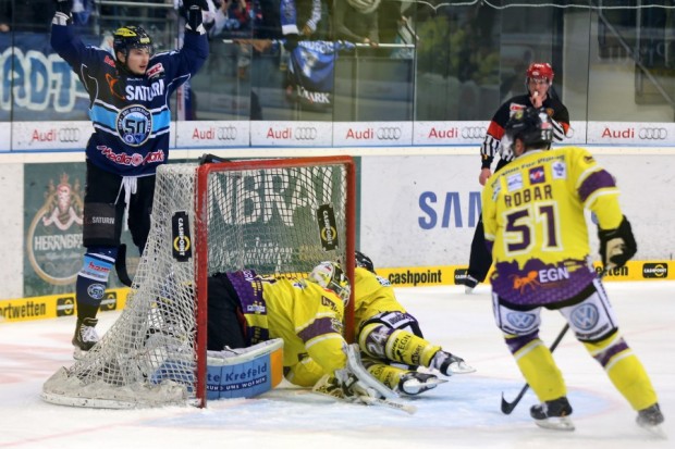 Eddy Rinke-Leitans erzielte das wichtige 1:0, wenngleich unter freundlicher Mithilfe der Pinguine. Foto: Stefan Bösl - www.kbumm.de