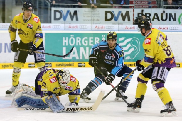 Tomas Duba war öfter auf der Suche nach dem Puck. Foto: Stefan Bösl, www.kbumm.de