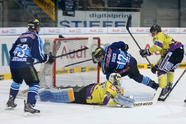 Hier erzielt Tyler Bouck das 5:0. Foto: Stefan Bösl - www.kbumm.de