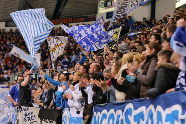 Großartige Stimmung bei den ERC Fans. Foto: Stefan Bösl - www.kbumm.de