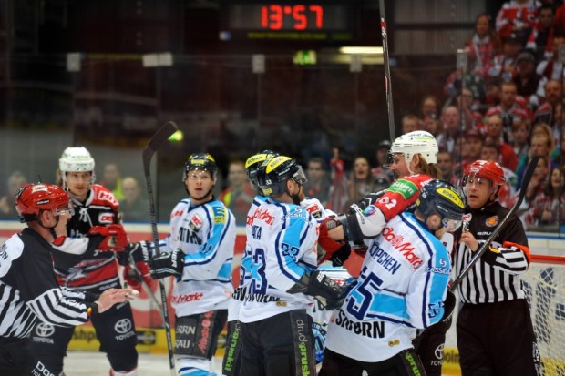 Immer wieder gab es auch kleine Auseinandersetzungen zwischen beiden Teams. Foto: Limmer - Donaukurier