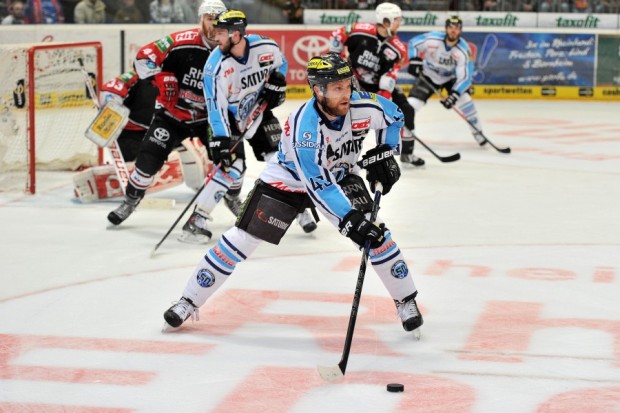 Game Winning Goal zum 2:1 durch Derek Hahn in Überzahl. Foto: Johannes Sebastian Traub