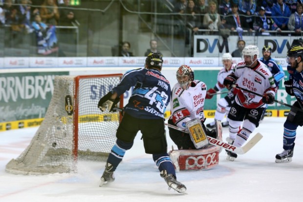 Hier erzielt Derek Hahn nach Zuckerpass von Thomas Greilinger das 1:0. Foto: Stefan Bösl - www.kbumm.de