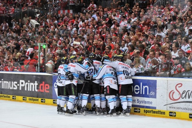 Die komplette Mannschaft der Panther bejubelt den Sieg in Köln. Foto: Johannes Sebastian Traub