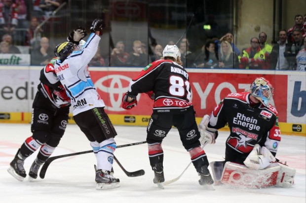 Christoph Gawlik erzielt das letzten Endes entscheidende 1:0. Foto: Stefan Bösl - www.kbumm.de