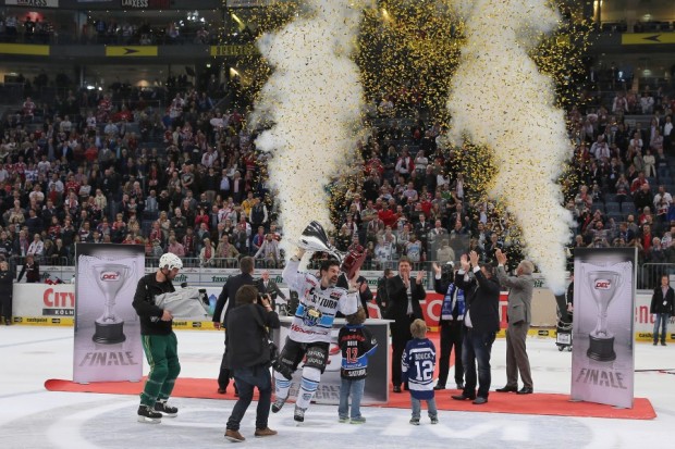 Da ist das Ding! Kapitän Tyler Bouck nimmt den Pokal in Empfang. Foto: Stefan Bösl - www.kbumm.de