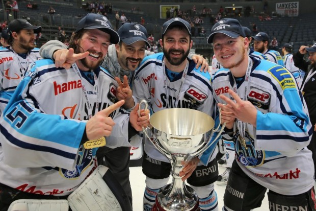 Die Deggendorf-Connection: Timo Pielmeier, Physiotherapeut Stephan Retzer, Thomas Greilinger und Christoph Gawlik. Foto: Stefan Bösl - www.kbumm.de