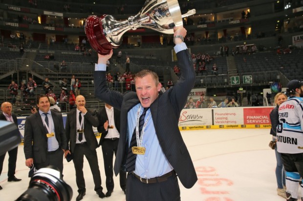 Cheftrainer Niklas Sundblad mit dem Pokal. Foto: Stefan Bösl - www.kbumm.de