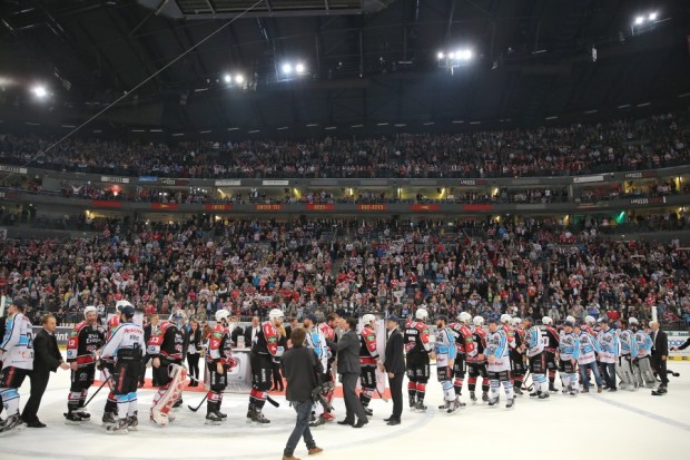 Eine der großartigsten Traditionen beim Eishockey: Das Shake Hands am Ende einer Serie. Foto: Stefan Bösl - www.kbumm.de