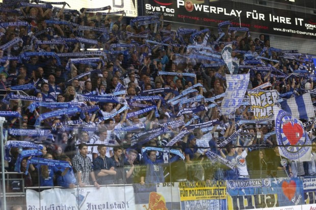 ... und die ganze Arena über den Sieg (Fotos: Bösl)