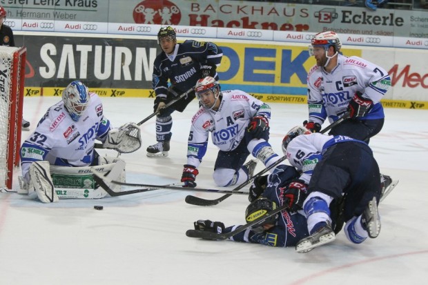 Einer von vielen Angriffen des ERCI auf das Tor der WildWings.  (Foto: Stefan Meyer, www.kbumm.de)
