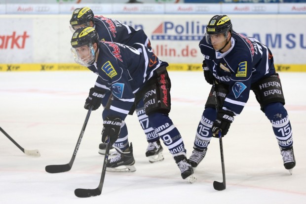PetrTaticek, Brandon Buck und John Laliberte, erzielten zusammen sechs Treffer für die Panther gegen die Schwenninger WildWings. (Foto: Stefan Bösl, www.kbumm.de)