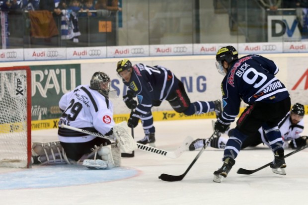 Brandon Buck auf dem Weg zum 1:0. Foto: Stefan Bösl