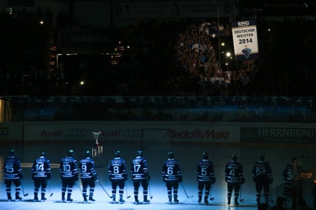 Vor dem Spiel wurde der Meisterbanner hochgezogen. Foto: Stefan Bösl - www.kbumm.de