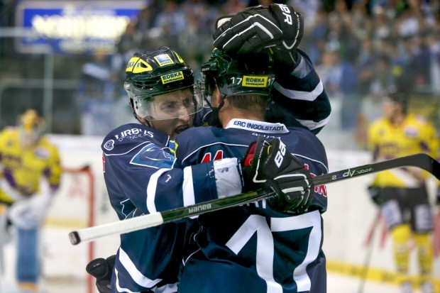 Petr Taticek und Brandon Buck freuen sich über das Ausgleichstor. Foto: Jürgen Meyer - www.kbumm.de