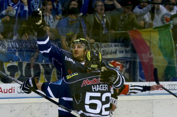 Jeffrey Szwez mit dem Jubel nach seinem Führungstreffer zum 1:0 (Foto: Jürgen Meyer, www.kbumm.de)