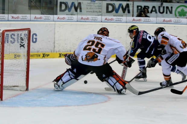 Auch Ex-Panther Sebastian Vogl hatte alle Hände voll zu tun, hier gegen Brandon Buck (Foto: Jürgen Meyer, www.kbumm.de)