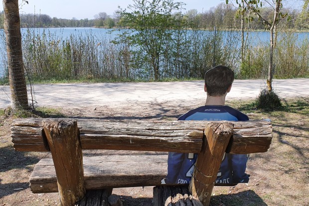 Mat Bodie genießt den schönen Blick auf den Baggersee am Seehaus.