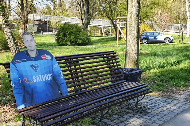 Michael Garteig entspannt neben dem Fußgängersteg über die Schutter.