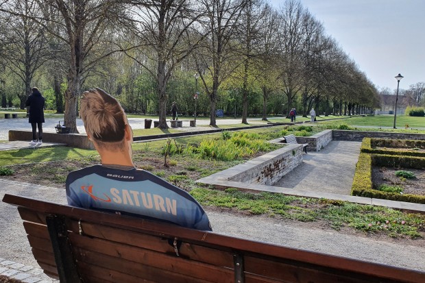 Mirko Höfflin wartet an der Rosenmauer im Klenzepark auf die Fans.